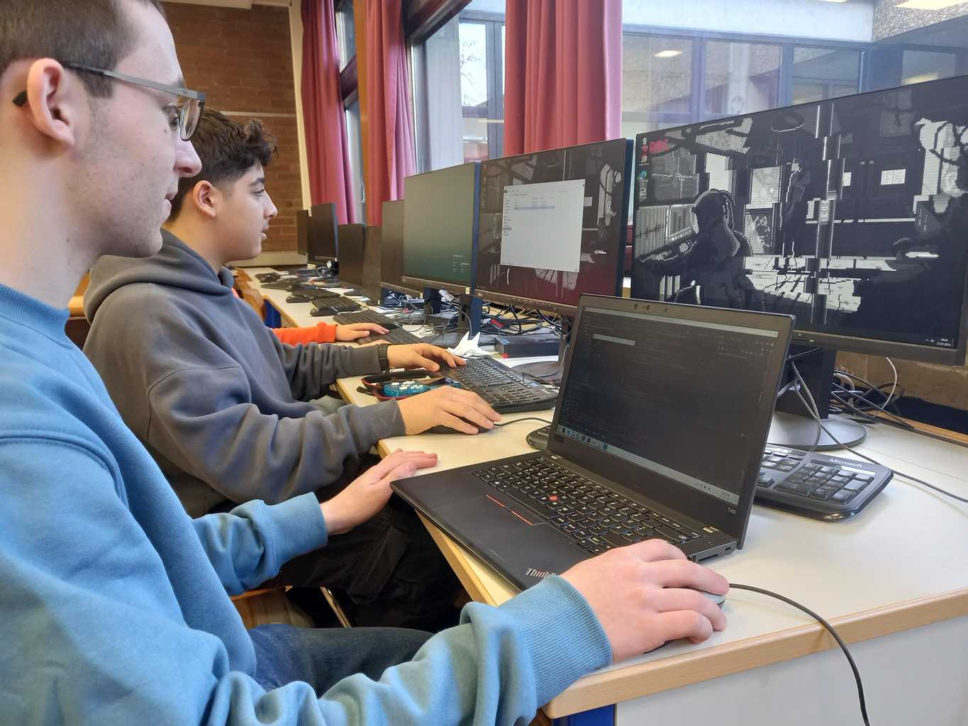 Schüler der Coding AG im PC Raum